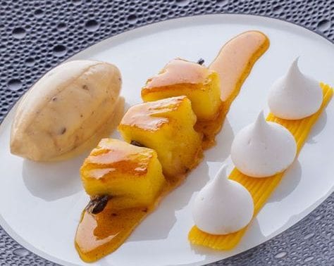 Brochettes d’ananas caramélisées à la vanille passion