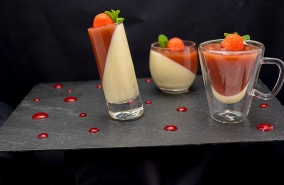 Panna cotta, poires et jus de grenade